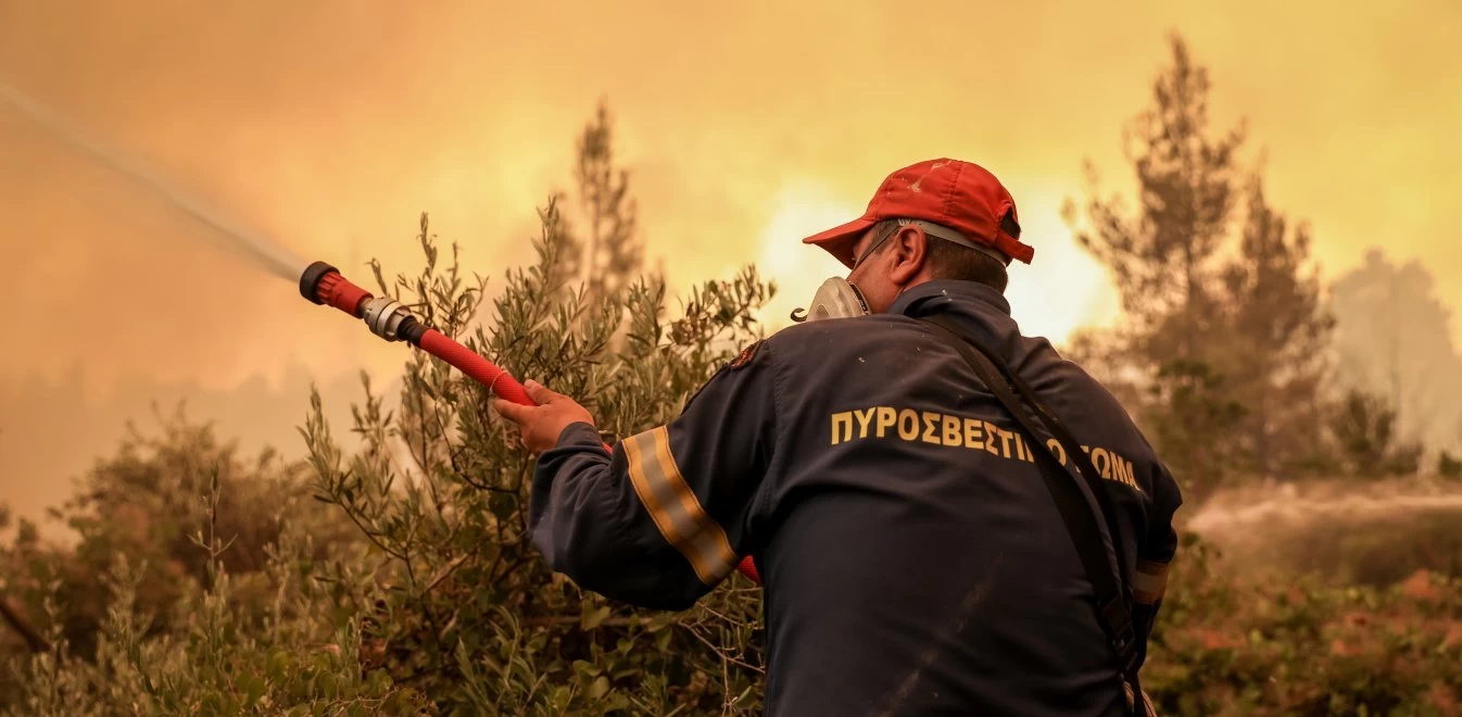 Η πυρκαγιά απειλεί 19 χωριά στη Γορτυνία-Μηνύματα από το 112 για εκκενώσεις